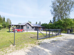 Elektriliselt avaneva värava tagant vaade majale